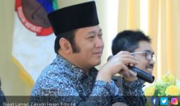Terjaring OTT, Bupati Lampung Selatan Tersenyum Tiba di KPK - JPNN.com