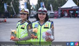 Polwan Cantik Bagi-bagi Boneka Asian Games 2018 ke Pemudik - JPNN.com