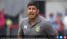 Pelatih Persebaya Alfredo Vera Layak Dipecat, 4 Alasannya - JPNN.com