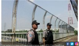 7 Jembatan Penyeberangan Orang Dijaga Polisi - JPNN.com