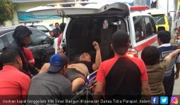 Evakuasi Belasan Korban KM Sinar Bangun, 1 Penumpang Tewas - JPNN.com