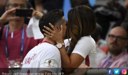 Ciuman Robert Lewandowski Untuk Anna Usai Kalah dari Senegal - JPNN.com