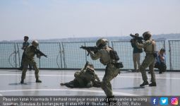 Aksi Kopaska Bikin Para Taruna Terkejut di Atas Kapal Perang - JPNN.com
