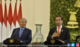 Cerita Jokowi Disopiri Mahathir Naik Proton, Ngebut Banget - JPNN.com