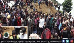 Tangisan Keluarga Iringi Peletakan Batu Pertama Monumen - JPNN.com