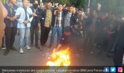 Protes Harga BBM Naik, Mahasiswa Bakar Gambar Jokowi - JPNN.com
