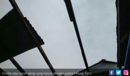 Enam Rumah di Medan Rusak Diterjang Angin Puting Beliung - JPNN.com