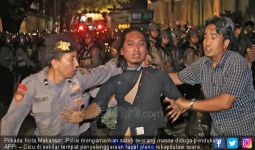 Rekapitulasi Suara Pilkada Kota Makassar, Ada Pemukulan? - JPNN.com
