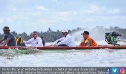 Menteri Amran Membagikan Pupuk dan Bibit ke Petani, Gratis! - JPNN.com