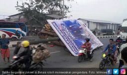 Baliho Bergambar Jokowi Roboh Tewaskan Pengendara - JPNN.com