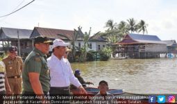 Amran Sulaiman Beri Bantuan ke Warga yang Terisolasi Banjir - JPNN.com