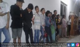 14 Pria dan 7 Wanita Pesta Terlarang di Kamar, Ini Fotonya - JPNN.com