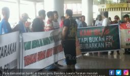 Waketum FPI Tiba di Bandara, Disambut Aksi Penolakan - JPNN.com