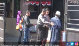 Polisi Curigai Musafir yang Mencurigakan depan Polres - JPNN.com