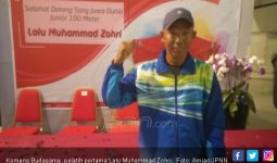 Mata Komang Berkaca-kaca saat Zohri Dikerumuni Wartawan - JPNN.com