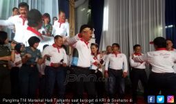 Joget dan Keringat Panglima TNI di Atas KRI - JPNN.com