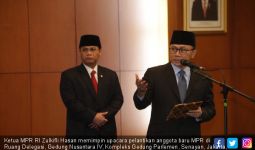 Zulkifli Hasan Lantik Lima Anggota Baru MPR - JPNN.com