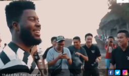 Khalid ke Bali, Ajak Fans Nyanyi di Pinggir Pantai - JPNN.com