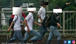 Tawuran Pelajar Serpong, Kepala Siswa Tertancap Celurit - JPNN.com