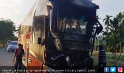Tabrak Truk Lagi Parkir, Bus Kurnia Ringsek Parah Begini - JPNN.com