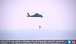 Satgas Evakuasi Korban Kecelakaan di Laut dengan Helikopter - JPNN.com