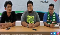 Dilempari Fan, Manajer PSMS Balas Acungkan Jari Tengah - JPNN.com