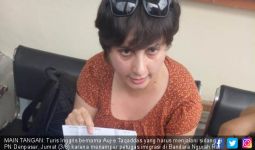 Turis Cewek Penampar Petugas Imigrasi Mengomel di Pengadilan - JPNN.com