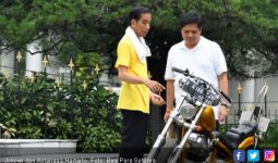 Jerry Massie Yakin Jokowi Condong ke Airlangga Hartarto - JPNN.com