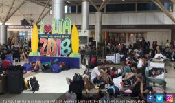 Lihat Nih Tumpukan Turis di Bandara Setelah Gempa Lombok - JPNN.com