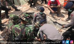 Petugas Kesulitan Mengevakuasi Jasad Korban Gempa Lombok - JPNN.com