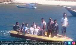 Kapal Terbakar, 15 Wisatawan Asing Terjun ke Laut - JPNN.com