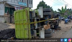 Warga vs Sopir Truk Batubara Bentrok, Belasan Mobil Dirusak - JPNN.com