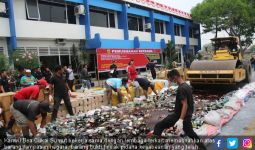 Kanwil Bea Cukai Sumut Memusnahkan Miras dan Pakaian Bekas - JPNN.com