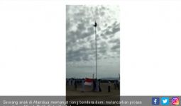 Aksi Heroik Anak Atambua Panjat Tiang Bendera saat Upacara - JPNN.com