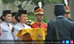 Tarrisa Maharani Dewi Si Pembawa Baki pun Tersenyum Manis - JPNN.com