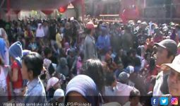 Ribuan Orang Berdesakan Rebutan Sembako Gratis - JPNN.com