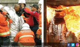 Uji Coba Baju Tahan Api Milik PMK Surabaya - JPNN.com