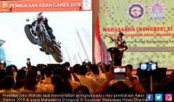 Beber Rahasia Video Akrobat Naik Motor, Jokowi: Gila, Bro! - JPNN.com