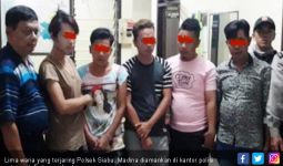 5 Waria Lagi Mangkal di Kafe Remang Diangkut Polisi - JPNN.com