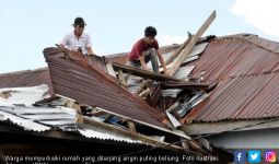 Angin Puting Beliung Meluluhlantakkan 15 Rumah di Metro - JPNN.com