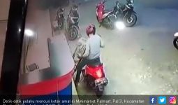 Lihat tuh, Pencuri Kotak Amal Terekam CCTV - JPNN.com