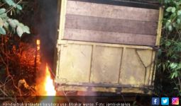 Tabrak Rumah Warga, Truk Pengangkut Batubara Dibakar Massa - JPNN.com