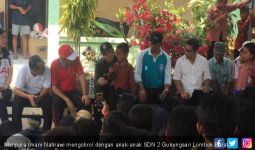 Begini Cara Menpora Semangati Anak-anak di Lombok - JPNN.com
