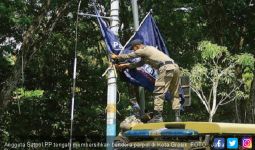 Pol PP Copot Paksa Bendera Parpol - JPNN.com