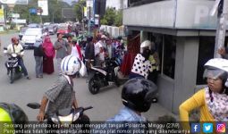 Tak Terima Ditilang, Pengendara Nekat Gigit Jari Polantas - JPNN.com