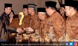 Jokowi Pastikan Pensiunan PNS Terima Gaji ke-13 - JPNN.com