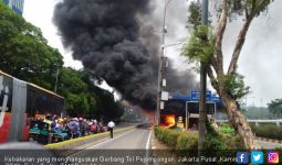 Gerbang Tol Pejompongan Terbakar - JPNN.com