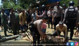 Protes Tanggul Sungai Jebol, Warga Aceh Utara Blokir Jalan - JPNN.com