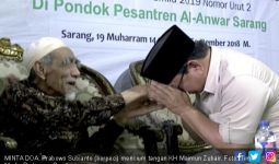 Respons Mbah Moen ketika Disowani Prabowo - JPNN.com