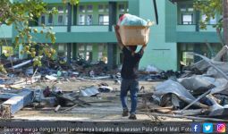 Daripada Lapar, Korban Gempa Jarah Truk Kontainer Bantuan - JPNN.com